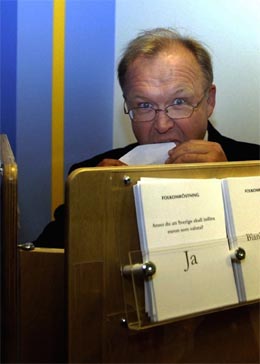 Sveriges statsminister, euro-tilhengeren Gøran Persson, forhåndsstemte i går i Stockholm. (Foto: Leif R. Jansson/Scanpix)
