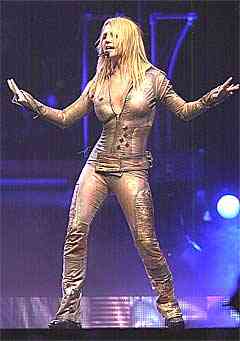 Britney Spears klaterer igjen på de britiske hitlistene. Denne gangen med låta 