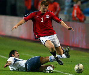 John Arne Riise i aksjon under landskampen mot Portugal i september.