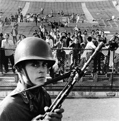 SKAMMENS STADION: Fangevokter ved Chiles Nasjonalstadion, hvor opposisjonelle ble holdt samlet. Foto: Reuters/Scanpix.