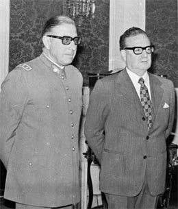 General Augusto Pinochet (t.v.) og president Salvador Allende fotorafert sammen, bare 18 dager før Pinochet tok makten. (Arkivfoto: AP/Scanpix)