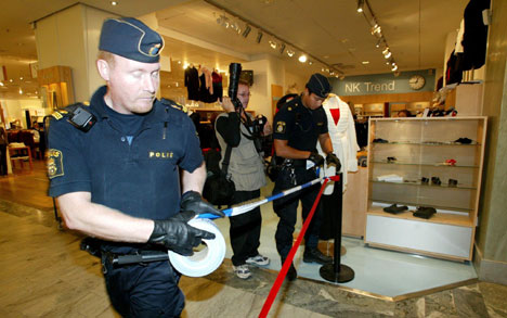 Stockholmspolitiet sperrer av området på NK-kjøpesenteret der Anna Lindh ble stukket ned 10. september (Foto: AFP/Bertil Ericson) 