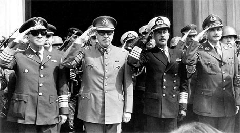 Militærjuntaen, med general Augusto Pinochet i spissen (nr. 2. fra venstre), tar makten i Chile. (Arkivfoto: AP/Scanpix)