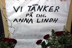 SVERIGE I SORG: Drapet på utenriksminister Anna Lindh har satt hele Sverige i sorg. Foto: Scanpix