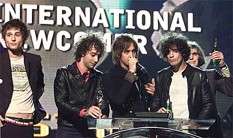 The Strokes vant prisen for beste nykommer under Brit Awards 2002. Men kommer de til Norge? Foto: Kieran Doherty, AP/Scanpix.