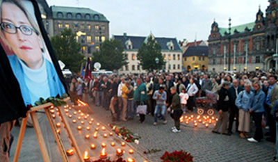 Sverige sørger over Anna Lindh (arkivfoto) Sverige sørger over Anna Lindh (arkivfoto)