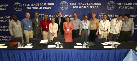 USAs handelsrepresentant Robert Zoellick (nr. 6 fra venstre) benytter WTO-møtet til å møte representanter for land USA har frihandelsavtaler med. (Foto: Reuters/Scanpix)