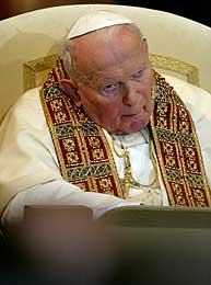 Det var en tydelig medtatt pave som ledet messen i Trnava-katedralen i går (Scanpix/Reuters)