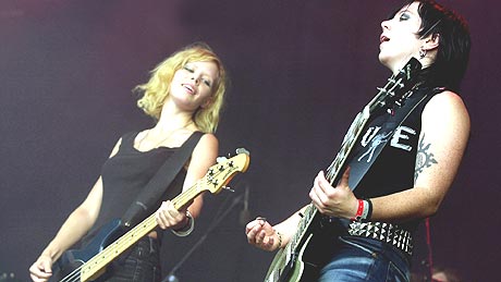 Jentebandet Furia på Øyafestivalen i Oslo i 2002. Foto: Erlend Aas/SCANPIX Jentebandet Furia på Øyafestivalen i Oslo i 2002. Foto: Erlend Aas/SCANPIX