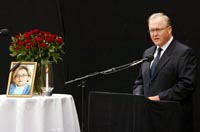 Sveriges statsminister Göran Persson hyllet sin avdøde kollega Anna Lindh. Foto: Sven Nackstrand, AFP/Scanpix.