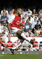 Thierry Henry scorer her på straffespark for Arsenal, men laget fikk allikevel bare med seg ett poeng fra kampen mot Portsmouth. (Foto: Nick Potts/AP)