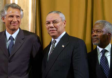 Den franske  utenriksministeren Dominique de Villepin sammen med USAs Colin Powell og FNs generalsekretr Kofi Annan. (Sandro Campardo, AP Photo/Keystone/Scanpix)