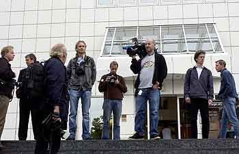 Ventende pressefotografer utenfor Statoils kontor på Majorstua i Oslo. Foto: Heiko Junge / SCANPIX Ventende pressefotografer utenfor Statoils kontor på Majorstua i Oslo. Foto: Heiko Junge / SCANPIX