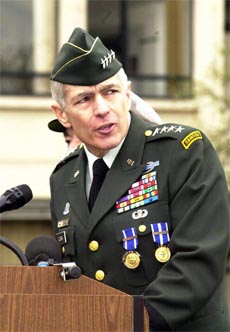 CLARK: Wes Clark har selv sørstatdbakgrunn, og har forhåpninger om å vinne i Virginia og Tennessee. CLARK: Wes Clark har selv sørstatdbakgrunn, og har forhåpninger om å vinne i Virginia og Tennessee.