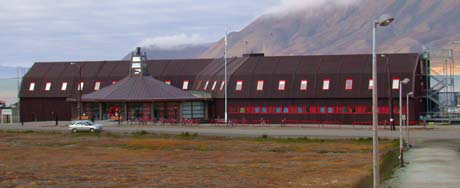 UNIS-bygningen i Longyearbyen. Arbeidet med forskningsparken foregr til hyre i bildet. (Foto: Halvard Jakobsen.)