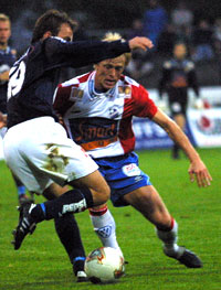 Stavanger 2003: Eliteserien fotball menn Viking- Lyn 2-2, Stavanger stadion. Her ser vi Jan Derek Sørensen, Lyn og Trygve Nygaard, Viking i aksjon. Foto; Åge Pedersen / Scanpix