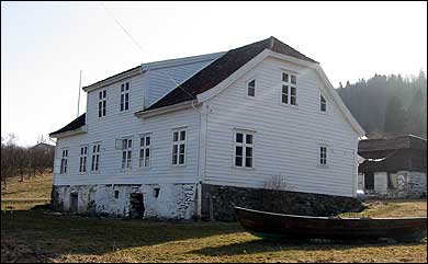 Hovudhuset p Flahamar. (Foto: Arild Nyb  2003)