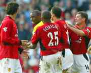 Patrick Vieira (2L) is surrounded by Manchester United's Dutch striker Ruud van Nistelrooy (L) Ryan Giggs (2R), South African midfielder Quinton Fortune (C) and Roy Keane 