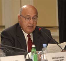 MER OPTIMISTISK: Palestinernes utenriksminister Nabil Shaath mener at fredsprosessen i Midtøstenm nå er kommet på sporet igjen.
