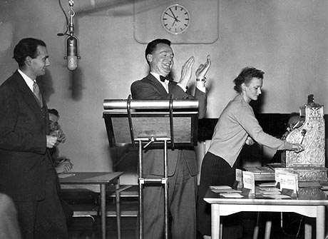"Det spørs" med Rolf Kirkvaag 9/12 1954 (Foto: Arkiv / NTB / SCANPIX) "Det spørs" med Rolf Kirkvaag 9/12 1954 (Foto: Arkiv / NTB / SCANPIX)