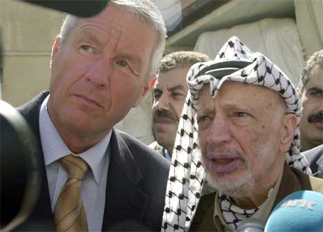 Thorbjørn Jagland møtte Yasir Arafat i Ramallah på Vestbreidda. (AP-foto)