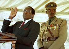 En av verdens mest korrupte regjeringssjefer, blir Zimbabwes president Robert Mugabe benevnt som. Da er det best å ha en uniform ved sin side. (Foto: Rob Cooper, AP)