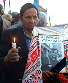 Tre år etter at han ble drept demonstrerte 2000 modige ukrainere og krevde svar på hva som hendte journalist Gongadze 16. september 2000. (Foto: E. Lukatskij, AP)