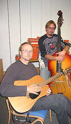 Felix Johansen (t.v) har fått med seg bassist Finn Tore Torkle på 