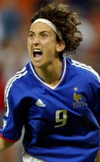 Marinette Pichons mål gir Frankrike fortsatt kvartfinale-sjanse (Foto: Lawrence Jackson, AP) Marinette Pichons mål gir Frankrike fortsatt kvartfinale-sjanse (Foto: Lawrence Jackson, AP)