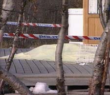 Politiet sperret av terrassen der mannen ble drept. (Foto: NRK)
