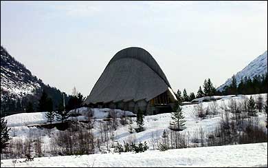 Breheimsenteret i Jostedalen ved inngangen til nasjonalparken har ein sreigen arkitektur. (Foto: Arild Nyb  2003)