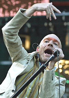 Michael Stipe og R.E.M. kommer til Oslo. Foto: AP Photo / Christof Stache.