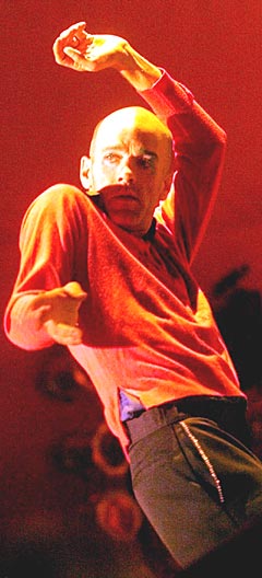 Galionsfigur i R.E.M. Michael Stipes trollbandt sitt publikum på Roskildefestivalen i 1999. Foto: Heiko Junge / Scanpix.