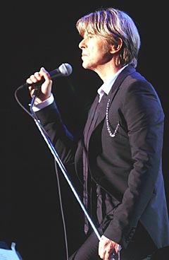 David Bowie på scenen da han var det største trekkplastret under Quartfestivalen i 2002. Nå kommer han også til Norwegian Wood. Foto: Heiko Junge / SCANPIX.