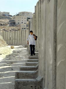 Muren på Vestbredden går langt inn på palestinsk territorium. (Foto: AFP/Scanpix)