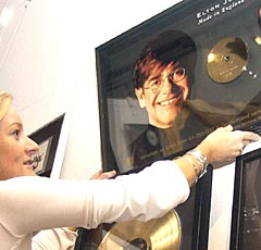 Sandie Maylor hos Sotheby's retter på en av de mange Elton John-gullplatene som ble auksjonert bort. Foto: AFP / Martyn Hayhow. Sandie Maylor hos Sotheby's retter på en av de mange Elton John-gullplatene som ble auksjonert bort. Foto: AFP / Martyn Hayhow.