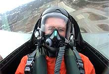 Jan Erik tester et F-16 jagerfly i episode to. 