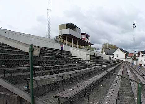 <b>Elsket og hatet: </b>Fredrikstad stadion. Dette er siste sesongen rødbuksene spiller her. (Arkivfoto: NRK)