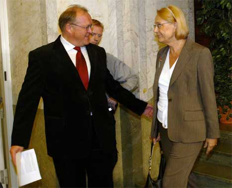 Statsminister Göran Persson kom med mange lovord om sin nye utenriksminister Laila Freivalds. (Scanpix-foto)
