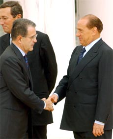 Verten, Silvio Berlusconi, hilser velkommen EU-kommisjonens formann Romano Prodi. (Foto:: AP/Scanpix) Verten, Silvio Berlusconi, hilser velkommen EU-kommisjonens formann Romano Prodi. (Foto:: AP/Scanpix)