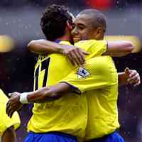 Arsenal - Liverpool Edu (v) Gilberto (R) Anfield 04 Oktober 2003. Foto: AFP Nicolas ASFOURI