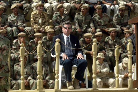 Amerikanske Paul Bremer, leder av siviladministrasjonen i Irak, bivner uteksamineringen av irakiske soldater. (Foto: AFP/Scanpix)