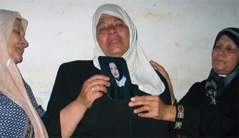 Selvmordsbomberens mor, Rahnah Jaradat, sørger over sin datter. (Foto: AP/Scanpix)