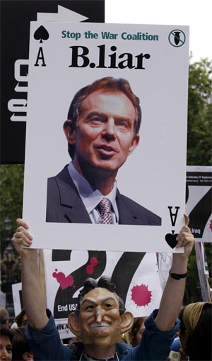 Sterke anklager mot statsminister Tony Blair og Irak-krigen. Her fra en demonstrasjon i London i august. (Arkivfoto: AFP/Scanpix)