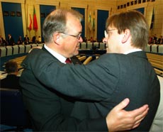 Göran Persson omfavnes av sin belgiske kollega Guy Verhofstadt under EU-toppmøtet i helgen. (Foto: Reuters/Scanpix) Göran Persson omfavnes av sin belgiske kollega Guy Verhofstadt under EU-toppmøtet i helgen. (Foto: Reuters/Scanpix)