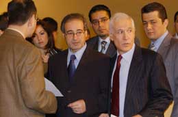 MEKDAD (i midten) i samtale med andre arabiske representanter foran møtet (Scanpix/AP)