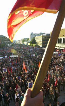 Tusenvis av fredelige demonstranter var i Göteborg under EU-toppmøtet. Men det var voldshandlingene som kom i sentrum (Foto: Scanpix).