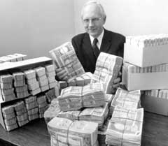 "PAKKEN": Per Kleppe, da han foreslo 2 miliarder til sysselsettingstiltak. Det ble den berømte "Kleppepakka". Her med "kun" av 10 millionene. Foto: Scanpix.