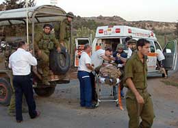 En israelsk såret soldat som ble sendt til sykehus med ambulanse, døde senere av skadene (Foto Scanpix/AFP) En israelsk såret soldat som ble sendt til sykehus med ambulanse, døde senere av skadene (Foto Scanpix/AFP)