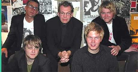 Frode Grytten, i midten, sammen med The Smiths-bandet fra teaterforestillingen "Bikubesong". Foto: Matti Riesto.